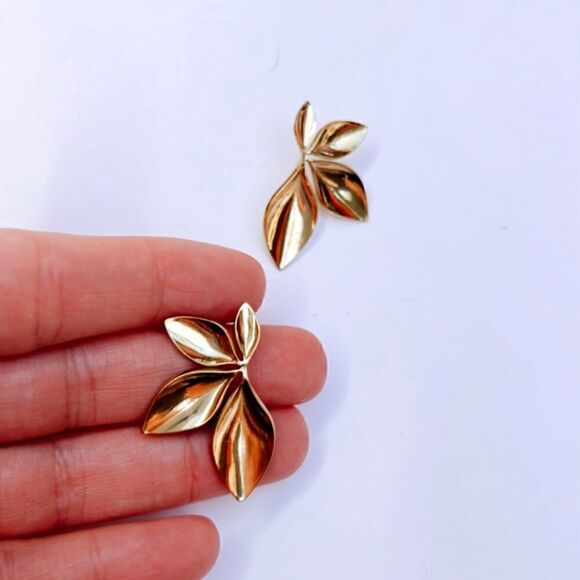 Leaf decor stud earrings A105 - Picture 3 of 6